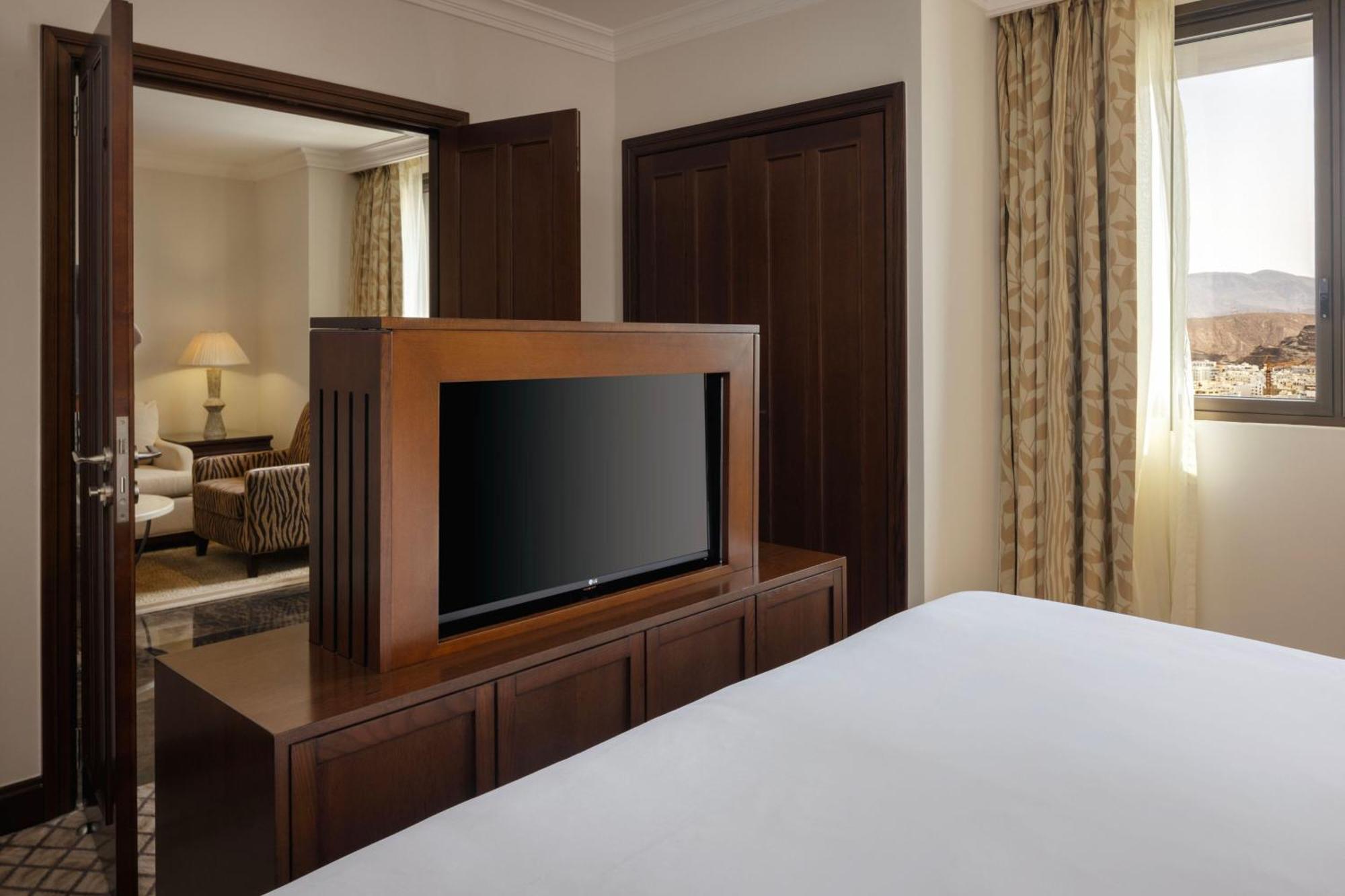 阿曼喜来登酒店 马斯喀特 外观 照片 A television in a hotel room
