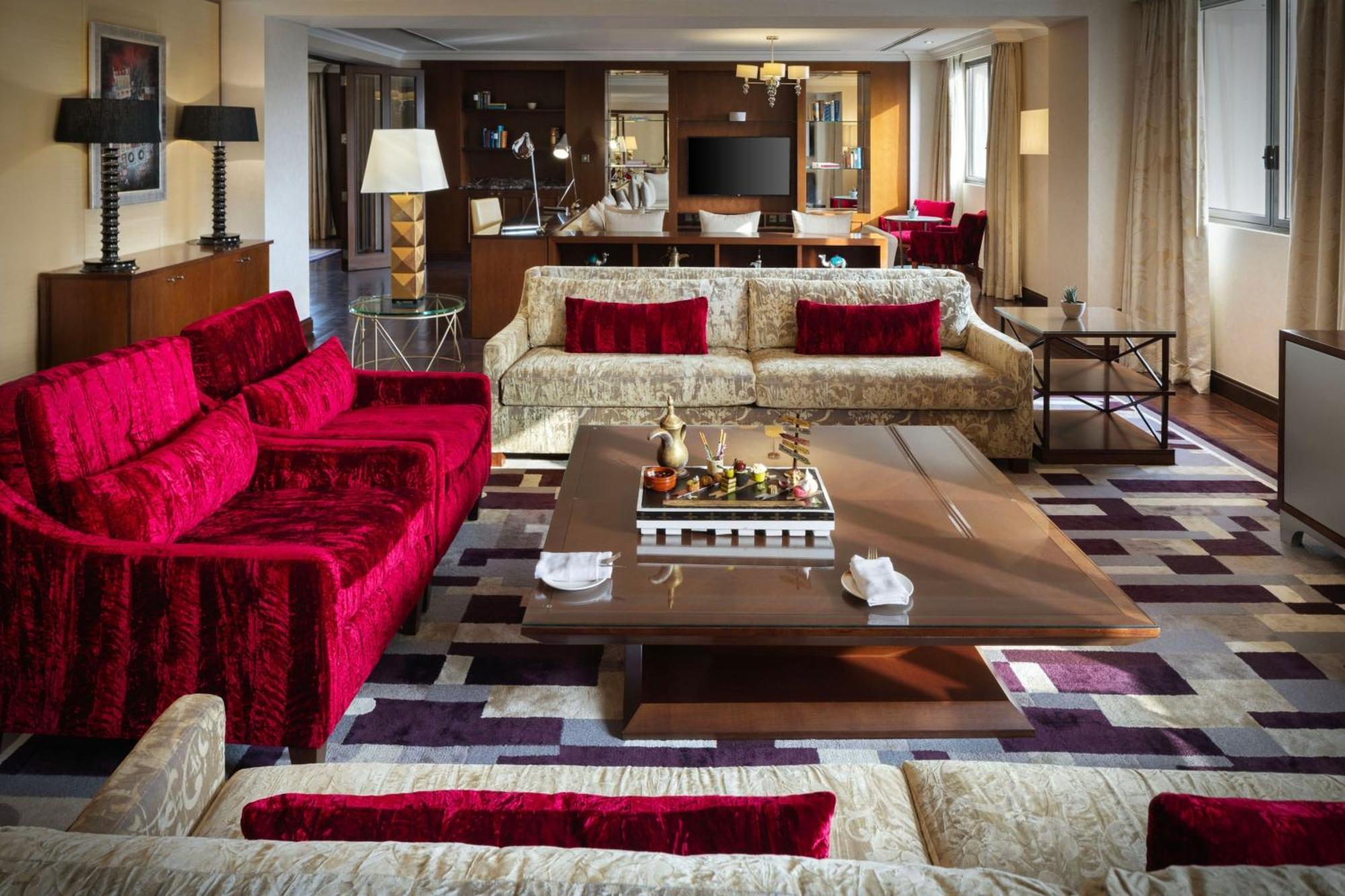 阿曼喜来登酒店 马斯喀特 外观 照片 The living room of a suite at the Mandarin Oriental, Munich