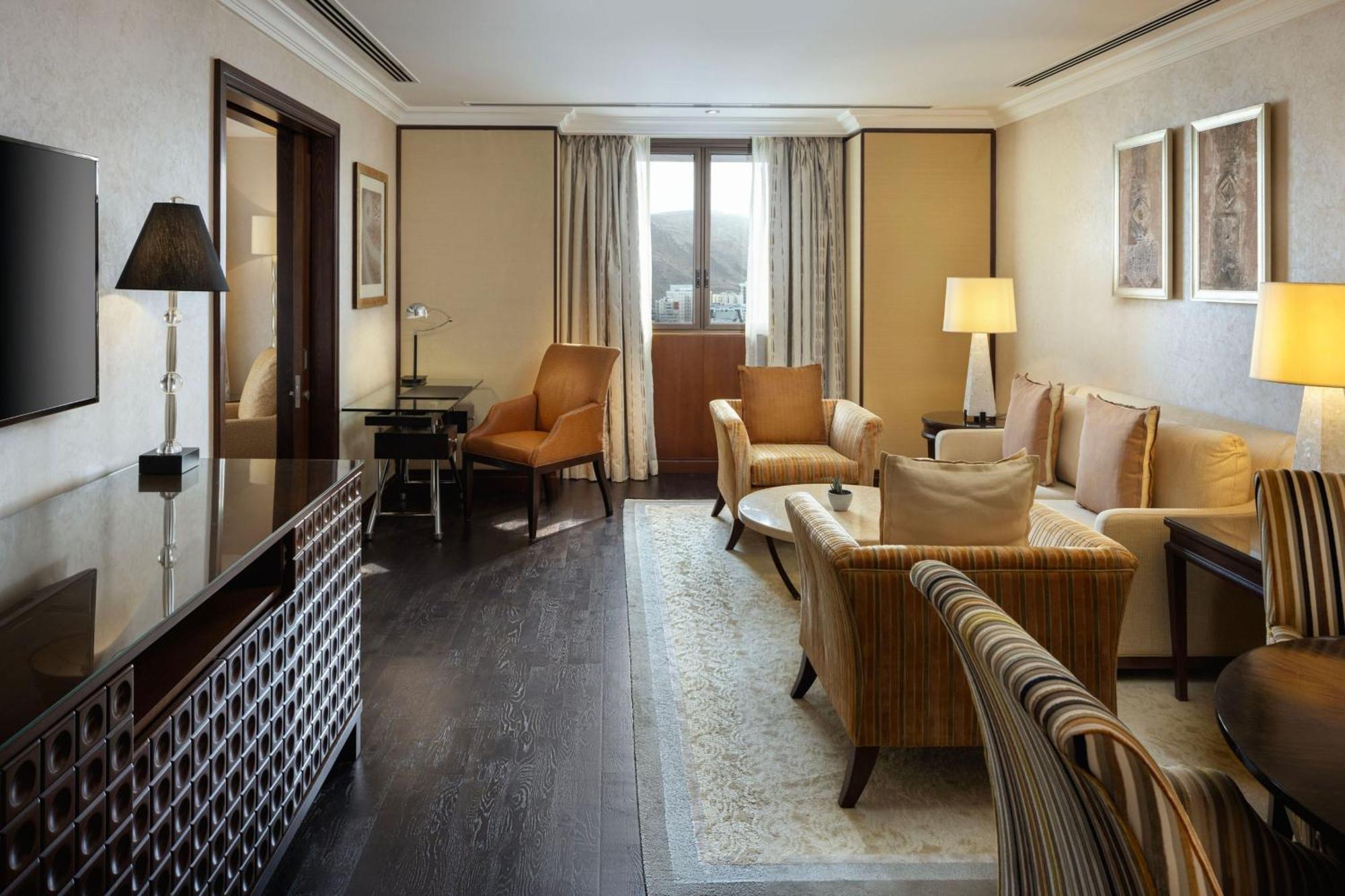 阿曼喜来登酒店 马斯喀特 外观 照片 The living room of a suite at the Mandarin Oriental, London